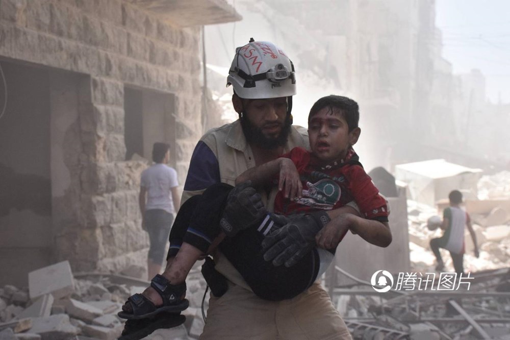 [Photo] Hình ảnh em bé Syria nằm dưới đống đổ nát gây xúc động mạnh