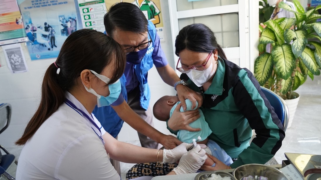 WHO và UNICEF khuyến khích các nỗ lực tại Việt Nam để bắt kịp chương trình tiêm chủng định kỳ cho trẻ em