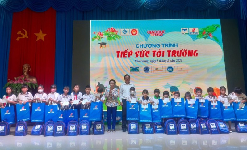 Báo Giáo dục và Thời đại mang niềm vui đến với học sinh nghèo, hiếu học tỉnh Tiền Giang