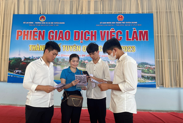 BHXH tỉnh Tuyên Quang truyền thông chính sách BHXH, BHYT tại phiên giao dịch việc làm